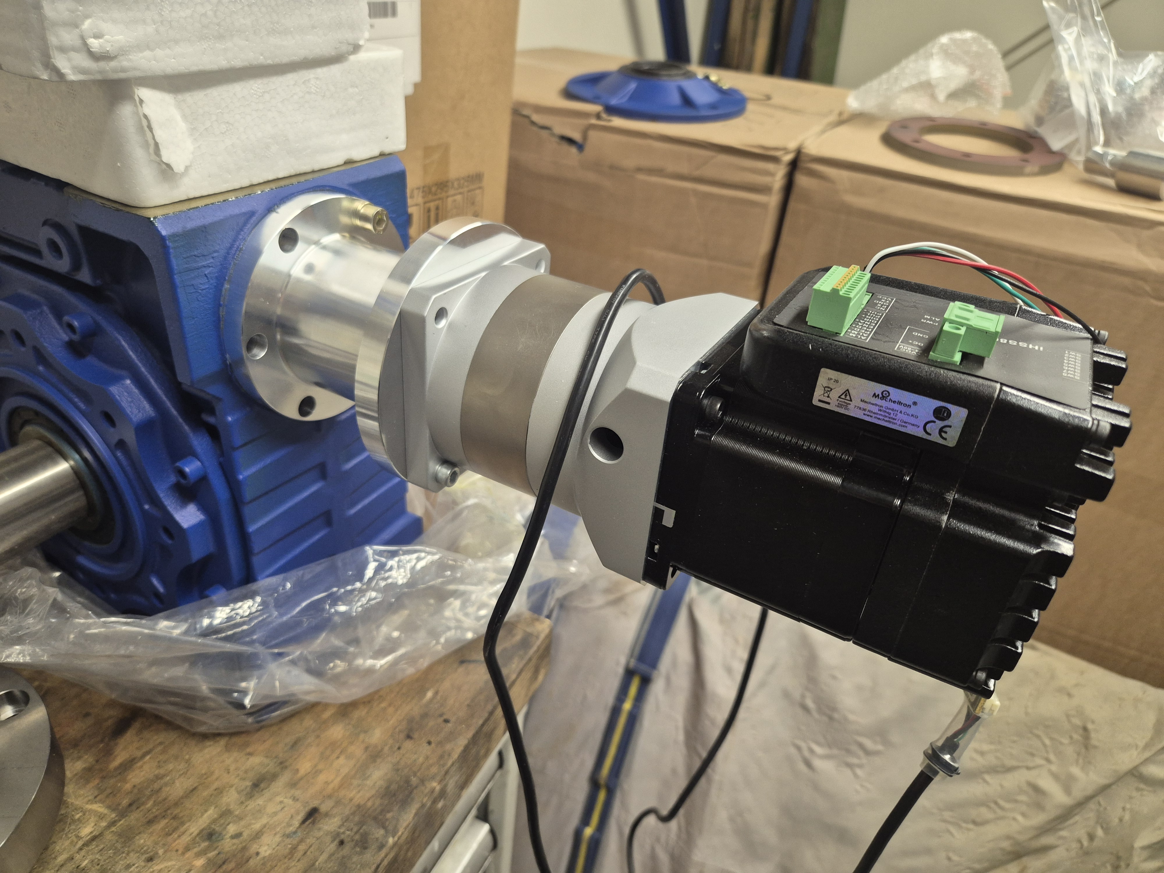 Blauer Getriebemotor mit Servo-Steuerung auf der Werkbank
